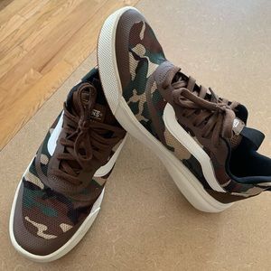 Vans Ultrarange camo tennis shoes
